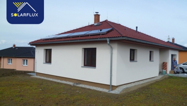 Solární kolektory pro ohřev vody a přitápění – realizace ve Srubci
